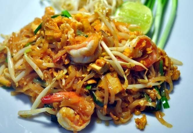รีวิว ผัดไทนายทัด-กระเพรา(หมู่บ้านดีเค) - รสชาติอร่อยค่ะ ผัดไทเส้น ...