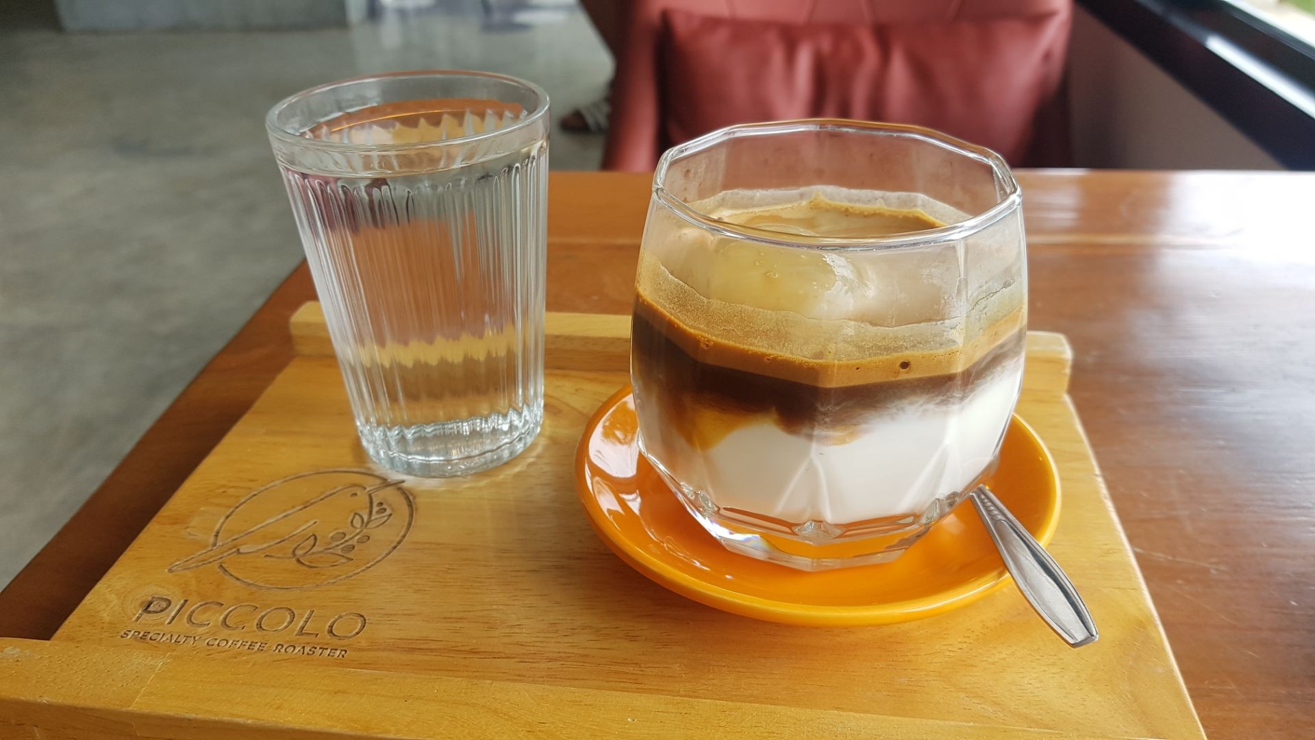 รีวิว Piccolo Specialty Coffee Roaster Dirty โอเคนะ คนเยอะ..ราคาไม่แพง