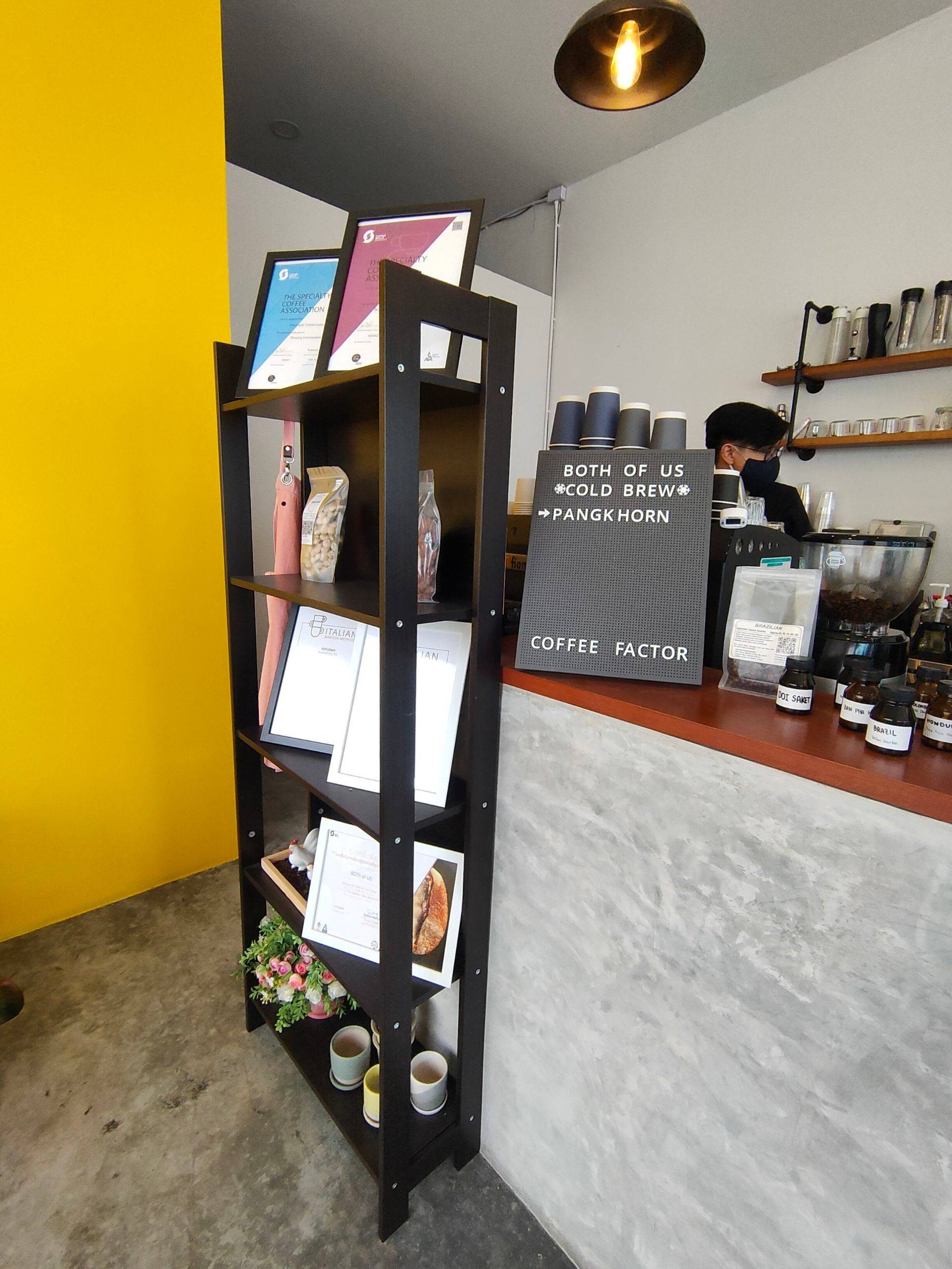 รูป BOTh of US ปั๊มเอสโซ่บ้านเก่า