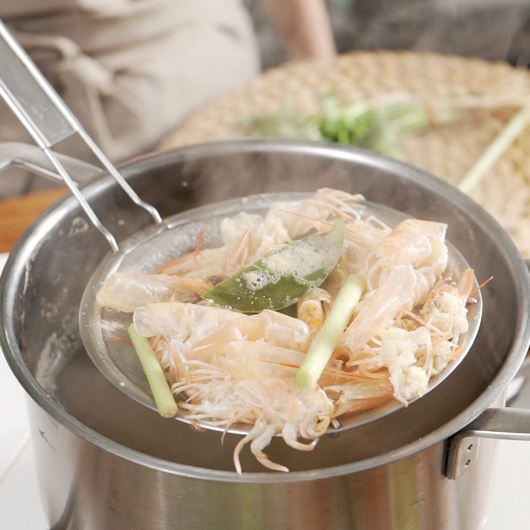 วิธีทำ “ต้มยำกุ้งโบราณ” เมนูอาหารไทยจานเด็ด สูตรลับจากคุณยาย!