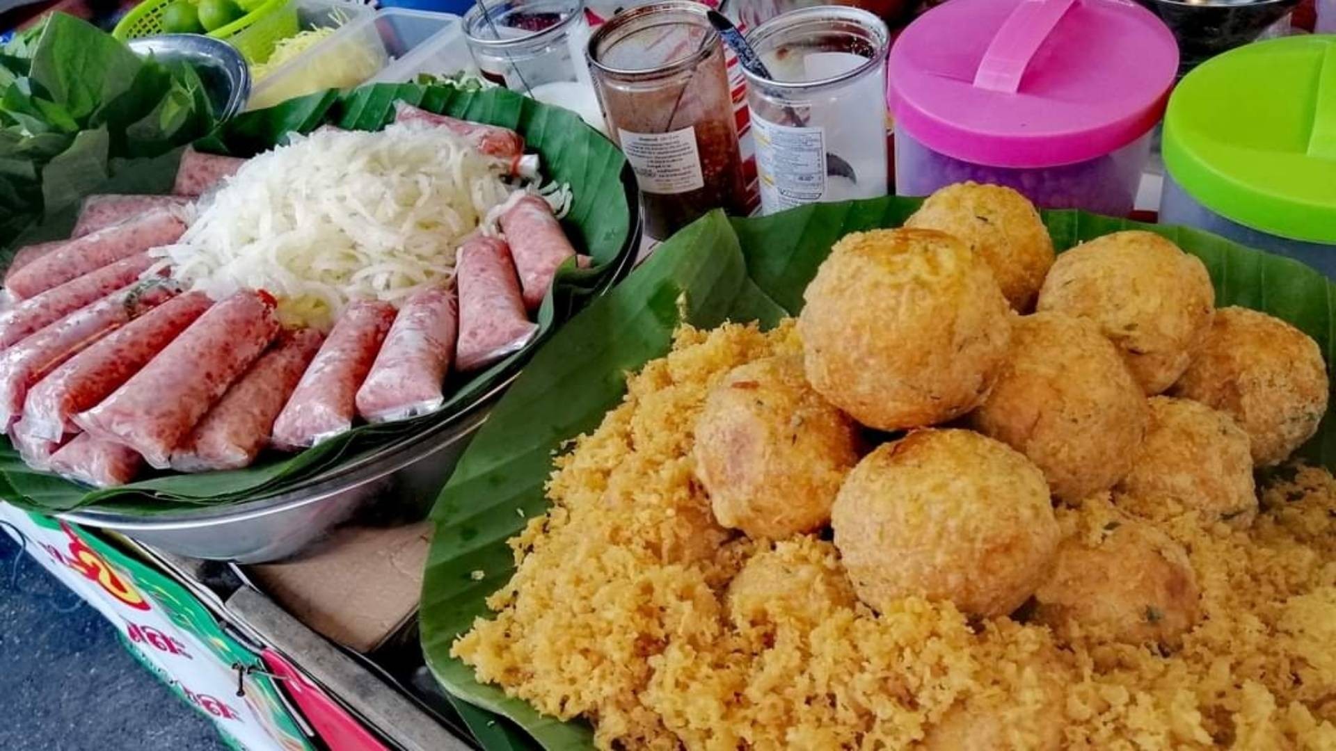 ยำแหนมข้าวทอด by ป้าแอ๋ว - สั่งอาหารเดลิเวอรี | Wongnai x LINE MAN