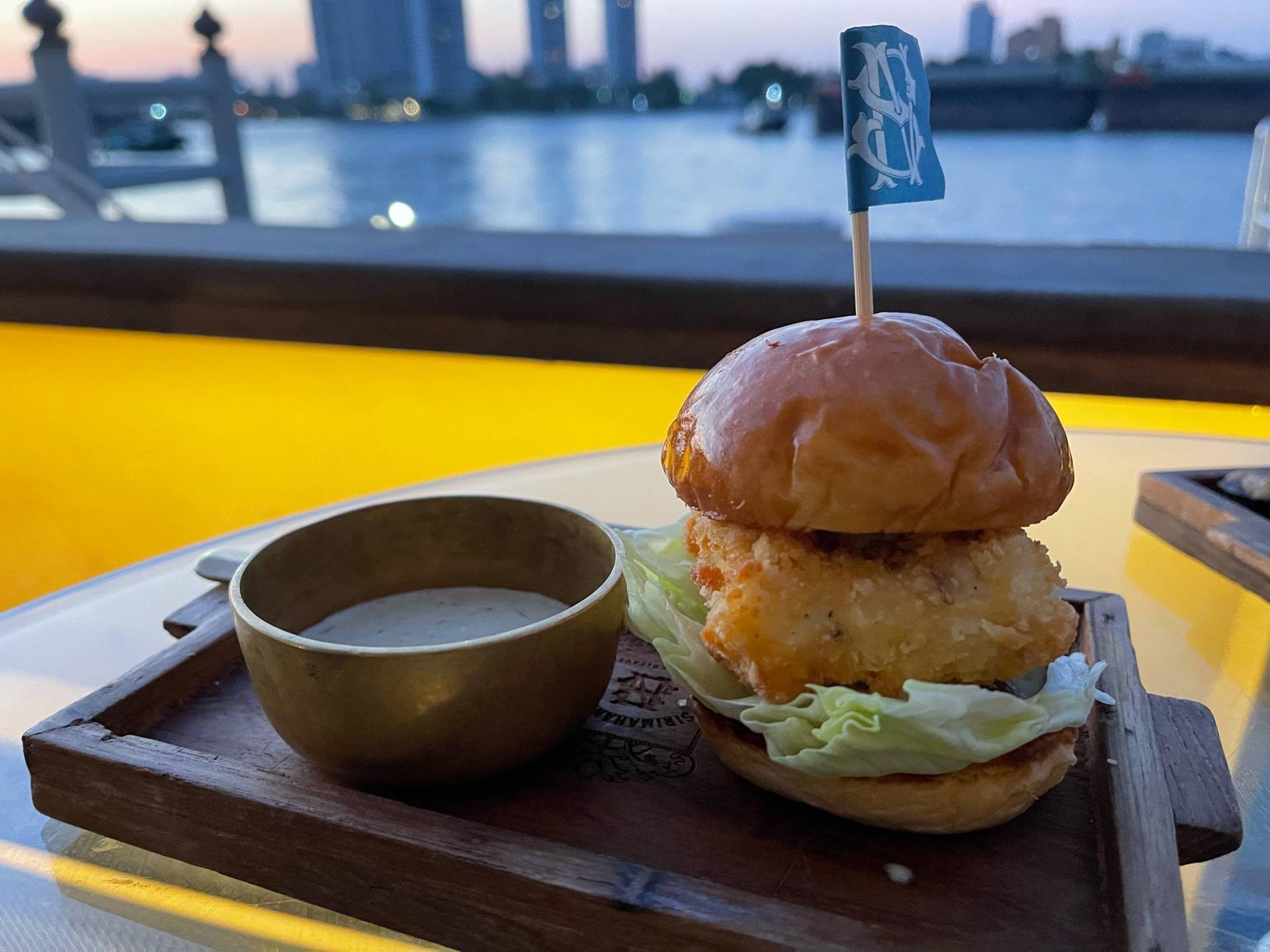 Halibut burger ร้าน เรือสิริมหรรณพ