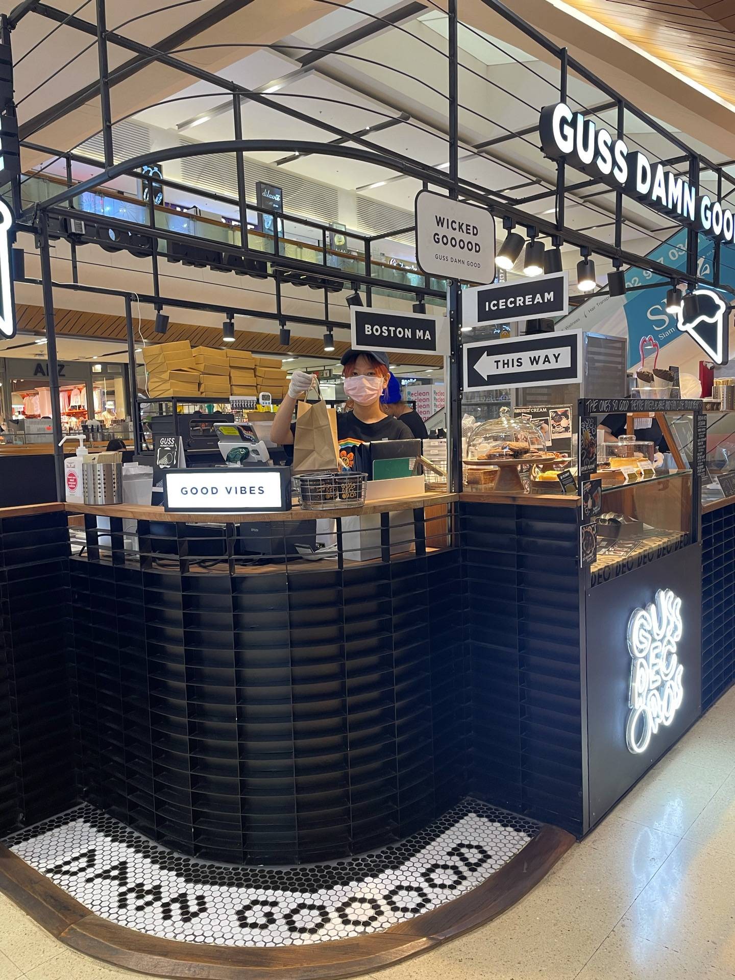 รูป Guss Damn Good Central Lardprao