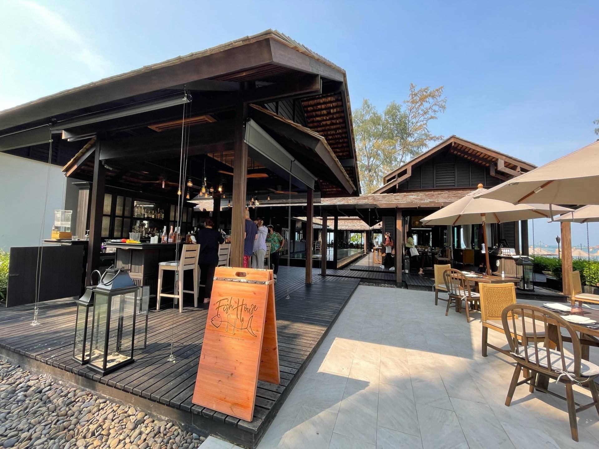 รีวิว Fish House Restaurant & Bar ร้านอาหารทะเลหรูริมชายหาด