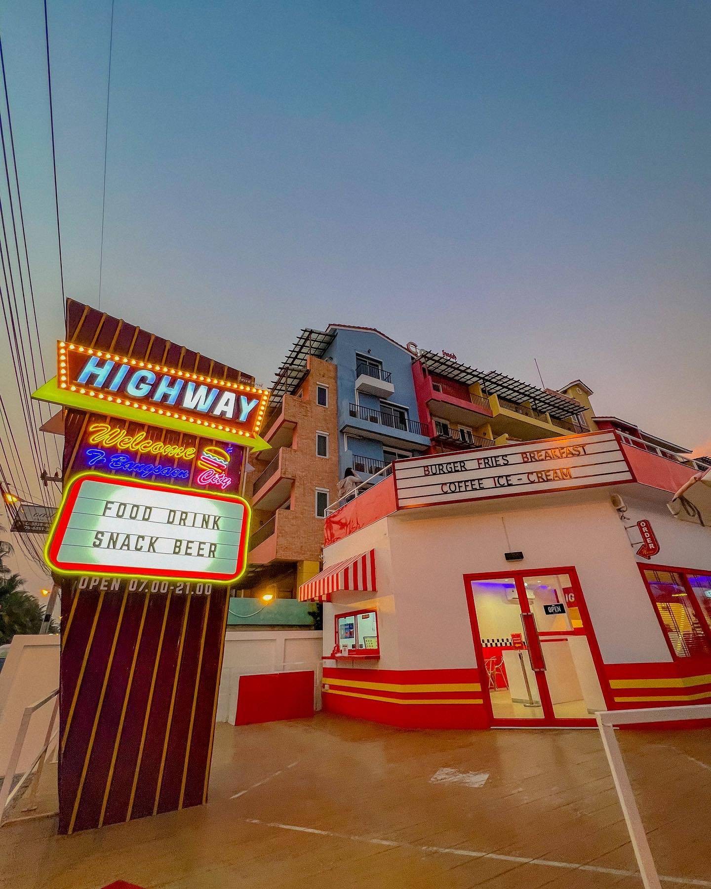 รีวิว Highway Cafe Bangsaen 𝙃𝙞𝙜𝙝𝙬𝙖𝙮 𝘾𝙖𝙛𝙚 . 🥤🍦 คาเฟ่บางแสน บริเวณหาดวอนนภา 🌤 ร้านไม่ใหญ่แต่น่า