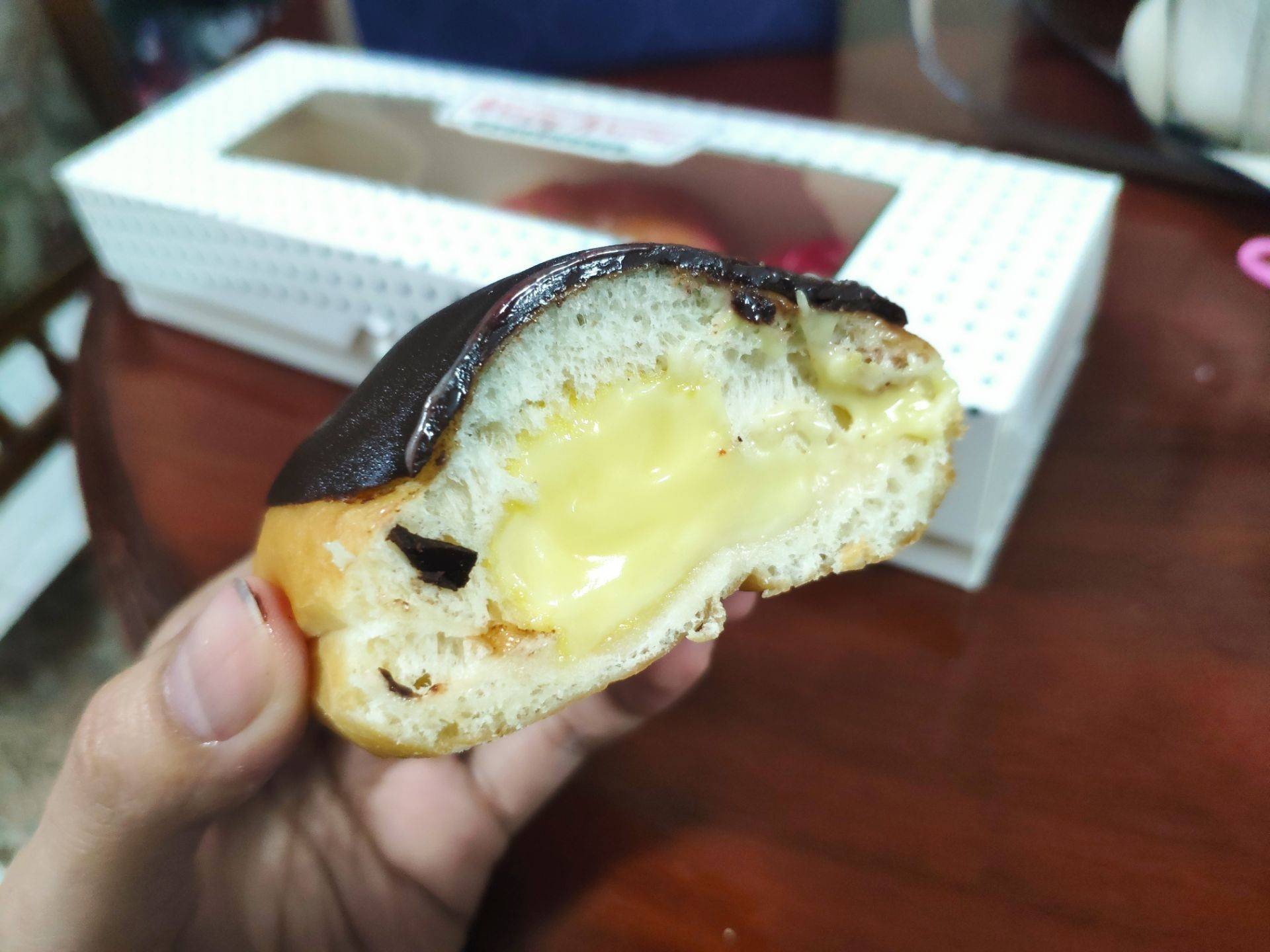 Chocolate Iced Custard Filled ร้าน Krispy Kreme เซ็นทรัลเวิลด์ Wongnai