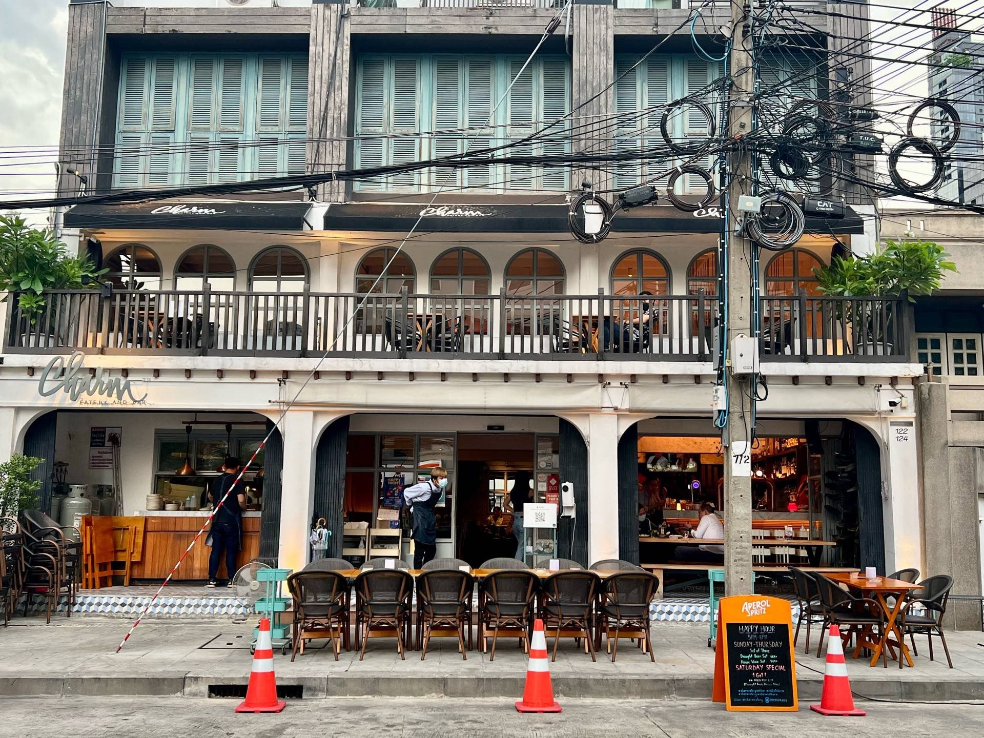 รีวิว Charm Eatery and Bar สาธร - ดนตรีสด อาหารไทยรสจัด กับบรรยากาศการ ...