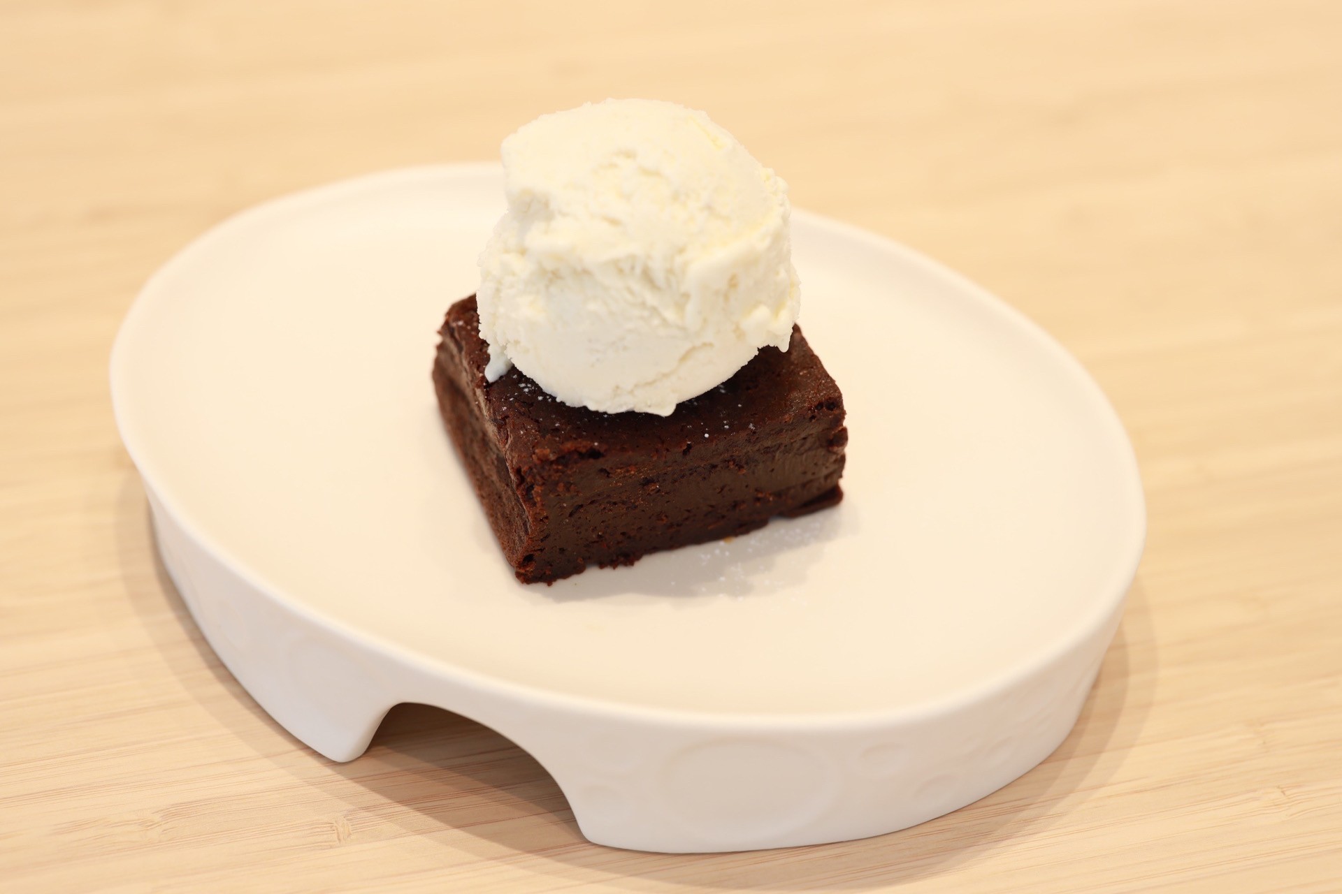 Brownie w/ vanilla ice cream ร้าน Upon The Moon Craft & Cafe