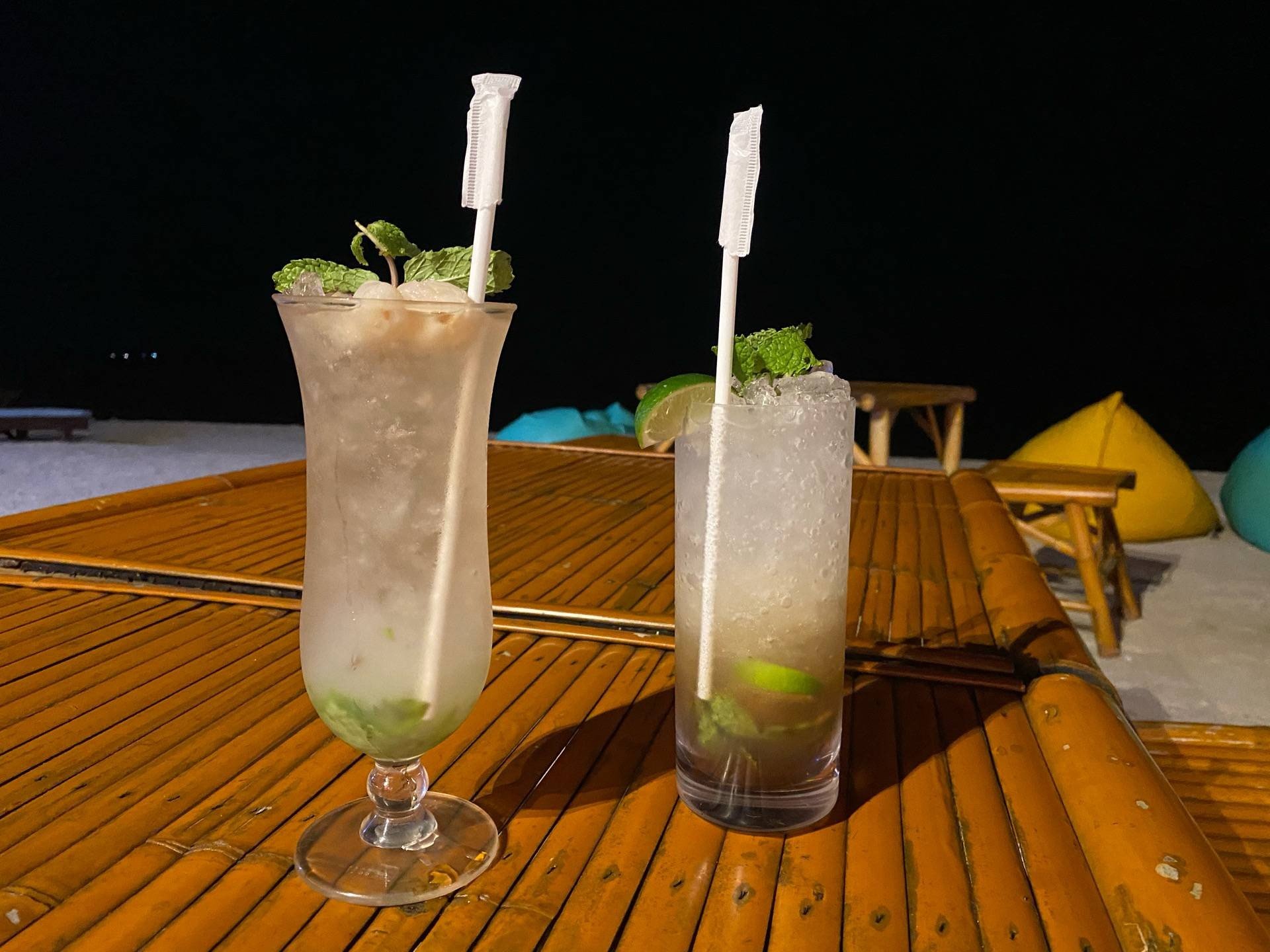 รีวิว Coconut Joe's บาร์ริมทะเล อากาศดีมาก