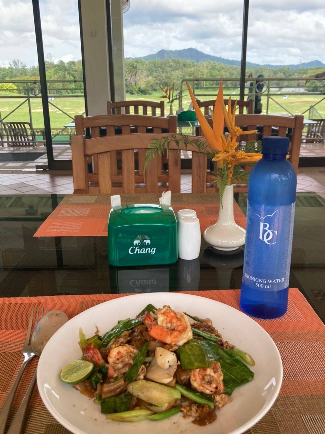 รีวิว The Range Cafe อาหารจานเดียว 99 บาท นั่งสบาย วิวสนามไดร์ฟ ทั้ง