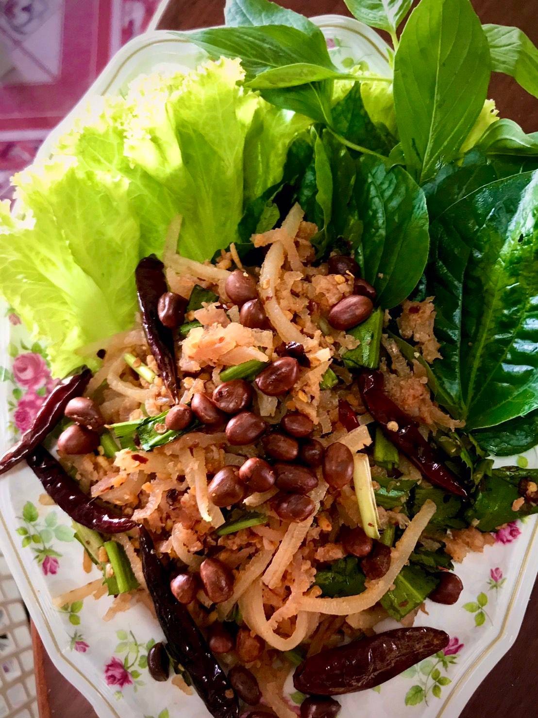 รีวิว ยำแหนมข้าวทอดครัวแม่ถนอมศรี หมู่บ้านวิเศษสุขนคร - น่ากินจัง:)