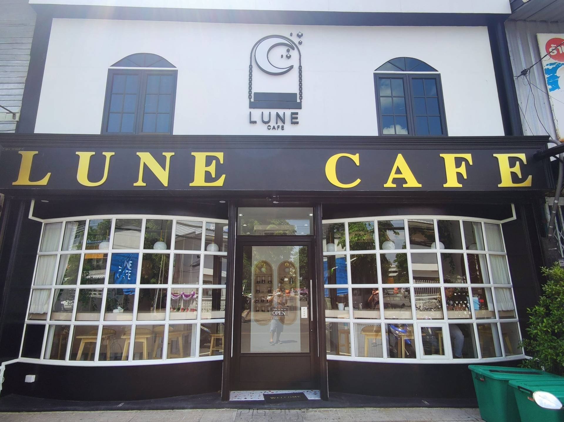 รีวิว LUNE CAFE - ร้านกาแฟ LUNE ดื่มด่ำกับกาแฟ นั่งมองวิวถนนรถขับผ่านไป ...