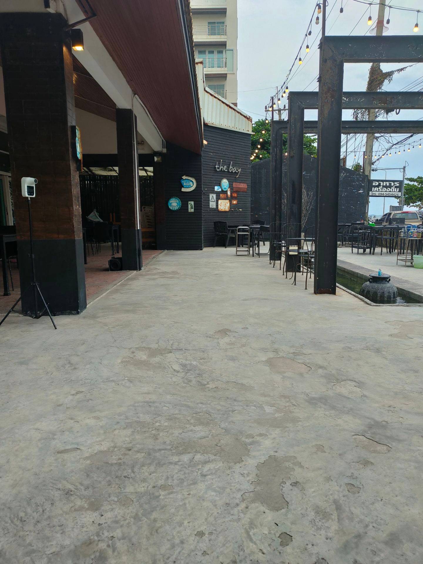 รีวิว The Bay Bar & Restaurant บรรยากาศ ดี ติดริมทะเล ที่สำคัญโปร