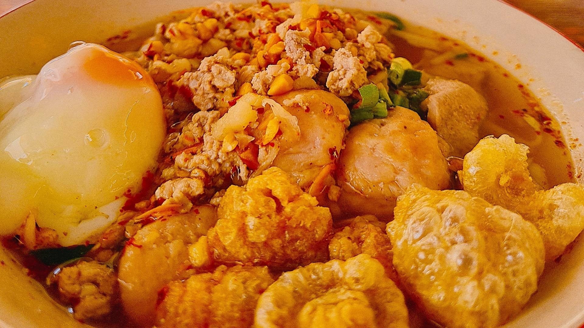 รีวิว ก๋วยเตี๋ยวต้มยำกากหมูสูตรโบราณเตาปูน เตาปูน - - Wongnai