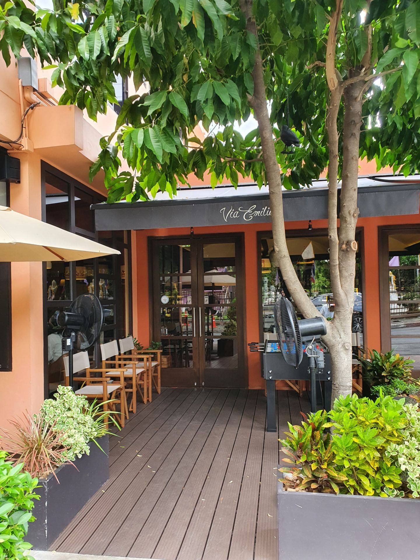 รีวิว Via Emilia Restaurant Via Emilia พิซซ่าแป้งดีมาก