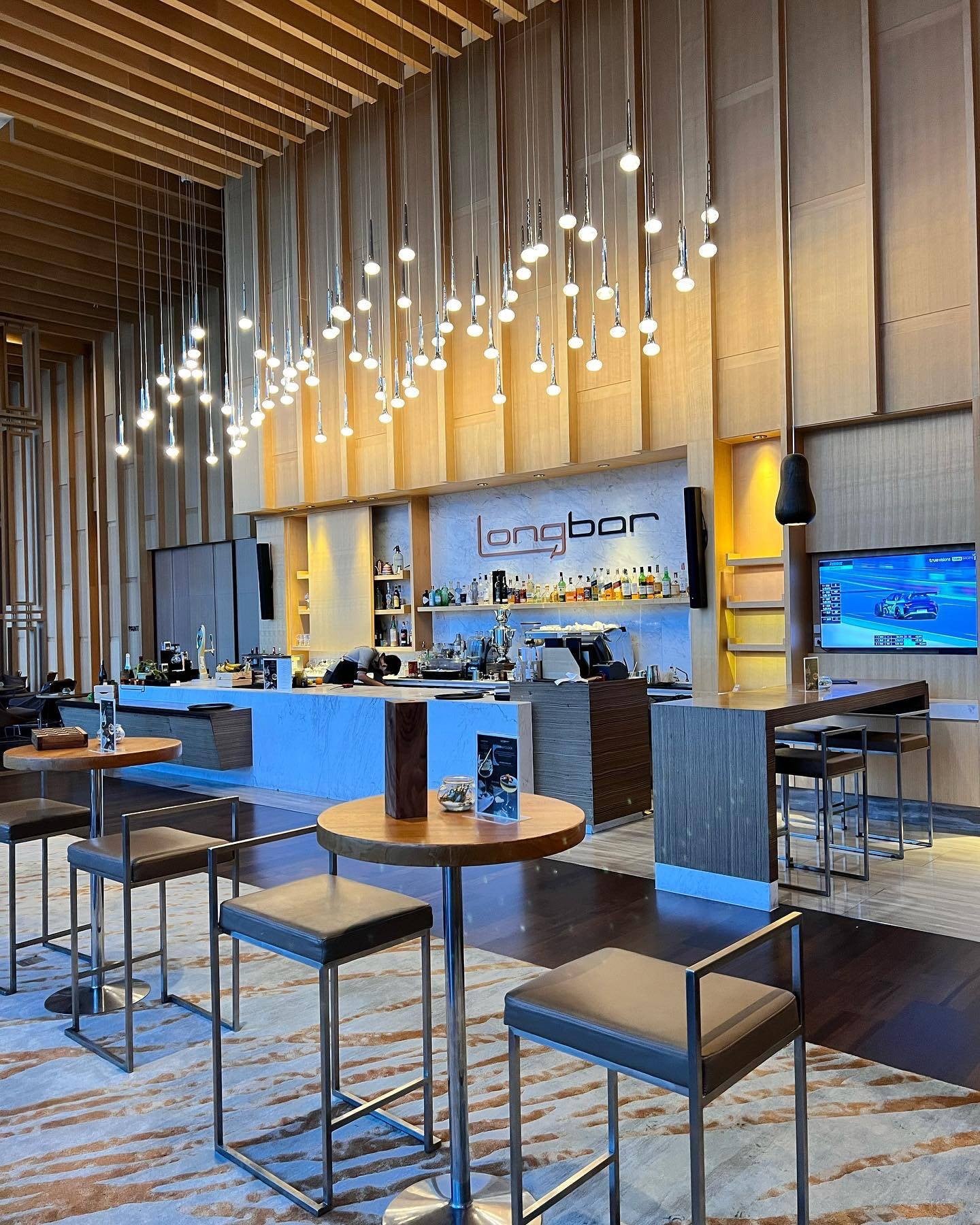 รีวิว Long bar - กระจกบานสูง วิวดี