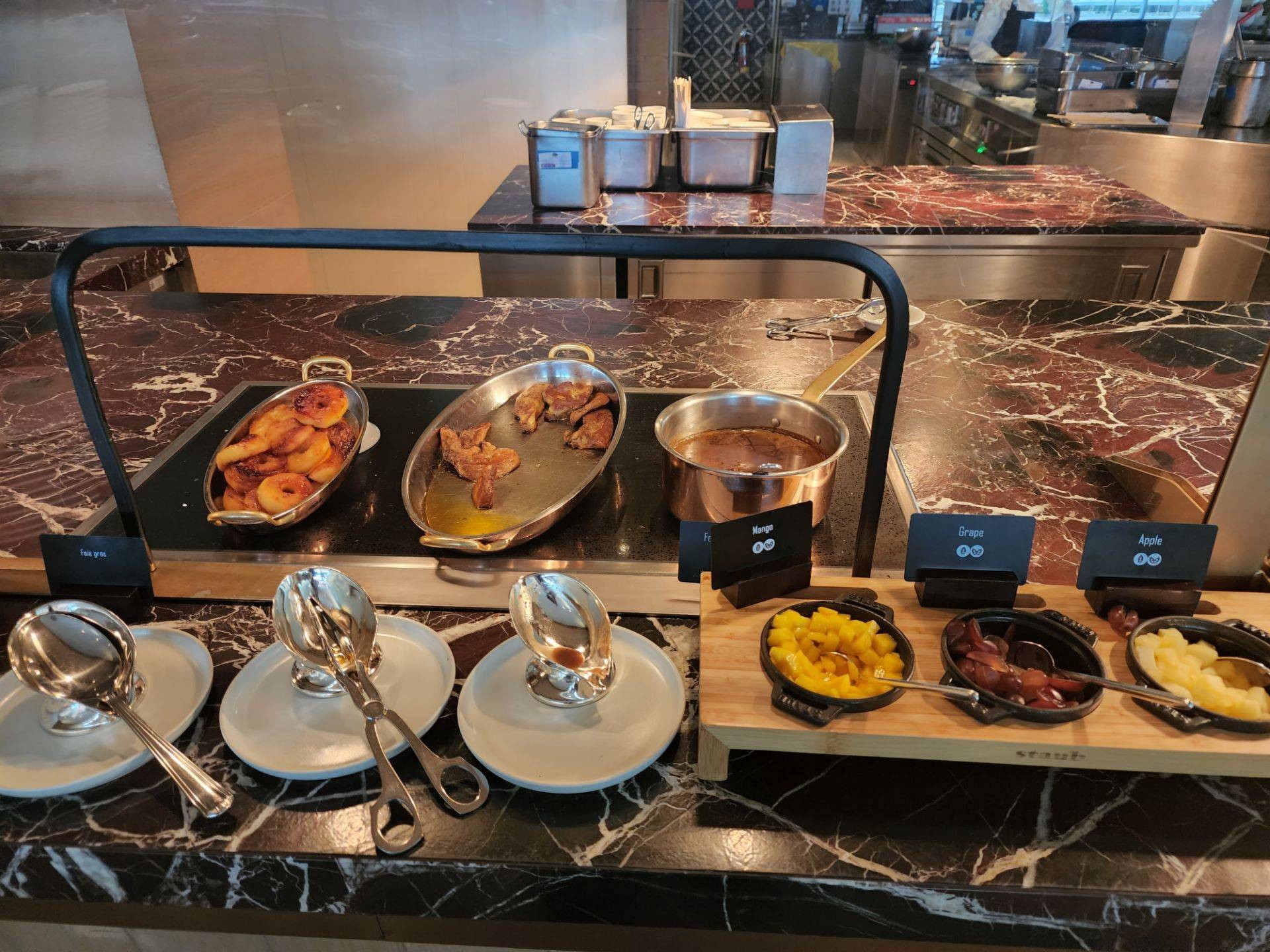 บุฟเฟ่ต์ อาหารกลางวัน ร้าน Lord Jim's Restaurant โรงแรมโอเรียนเต็ล