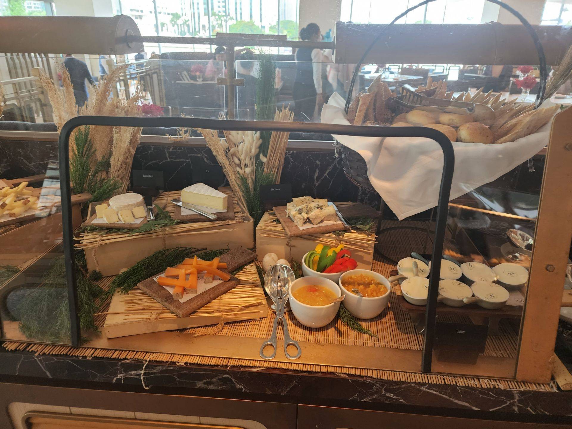 บุฟเฟ่ต์ อาหารกลางวัน ร้าน Lord Jim's Restaurant โรงแรมโอเรียนเต็ล