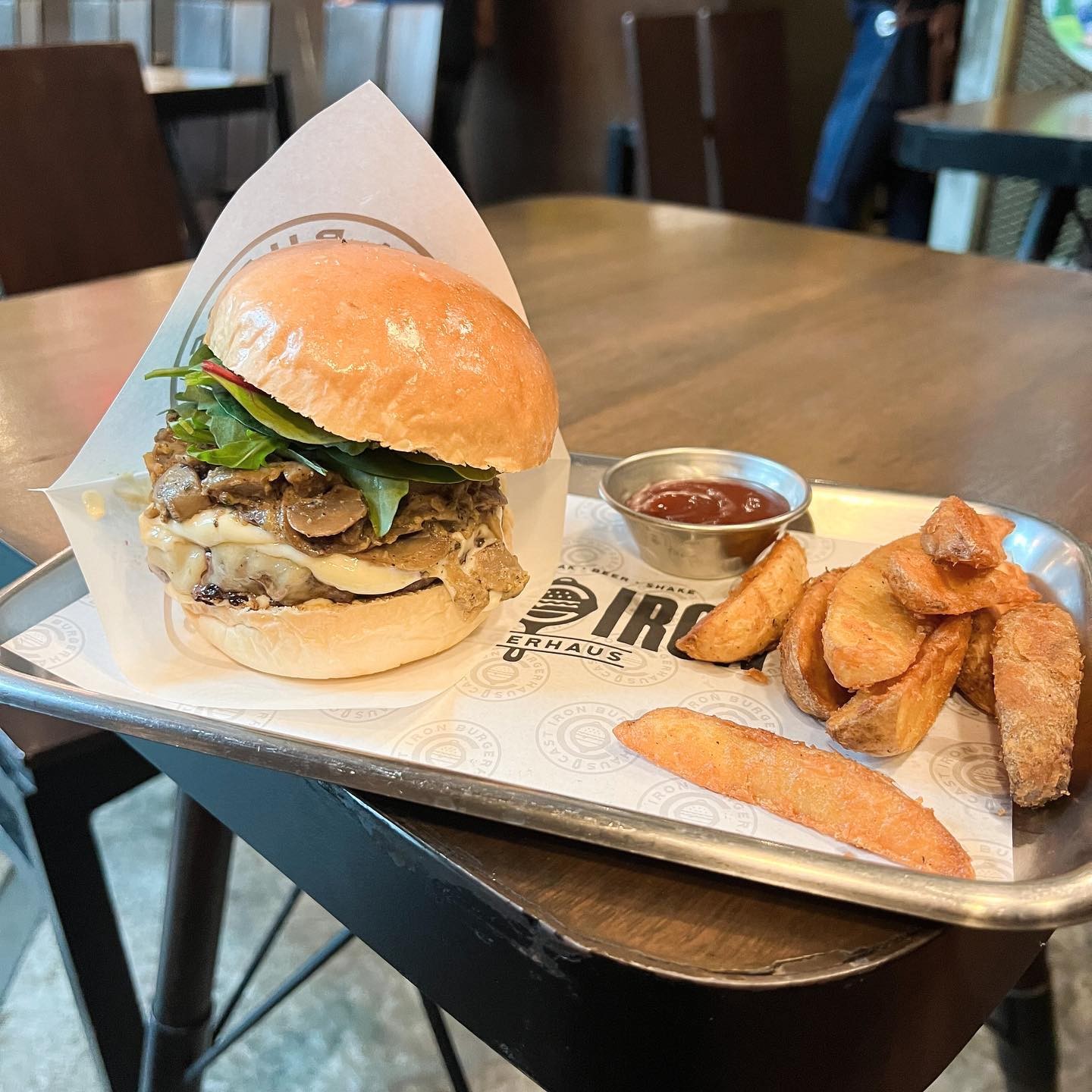 รีวิว Cast Iron Burgerhaus Cast Iron Burgerhaus