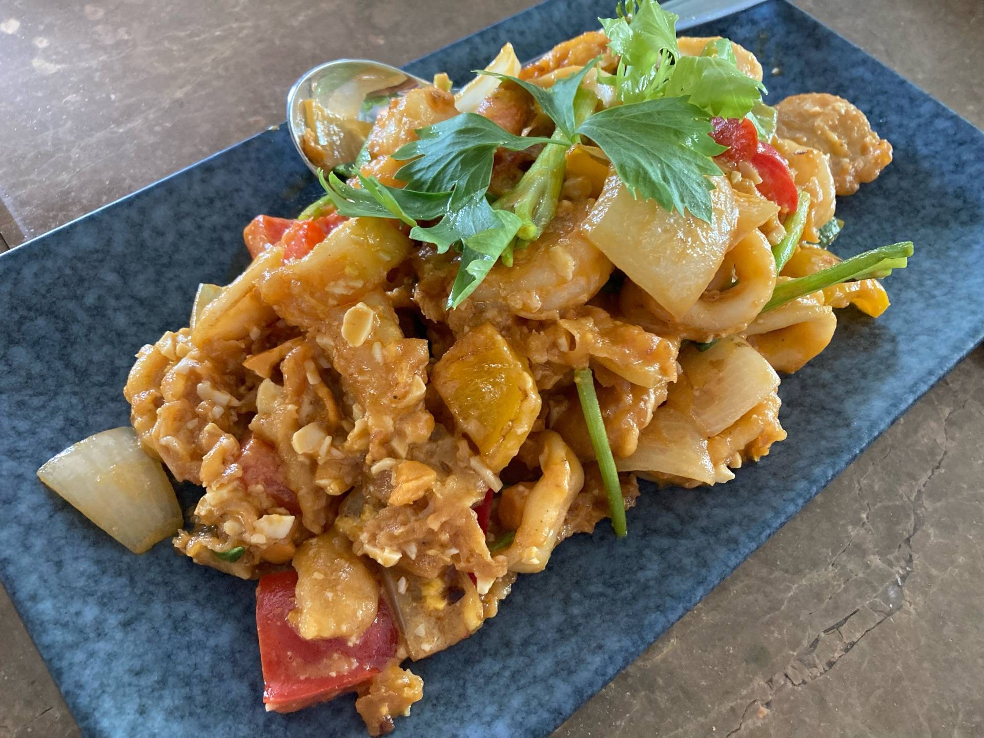 รีวิว Ross Kitchen at Akara Bangkok อนุสาวรีย์ชัยสมรภูมิ รางน้ำ ร้าน