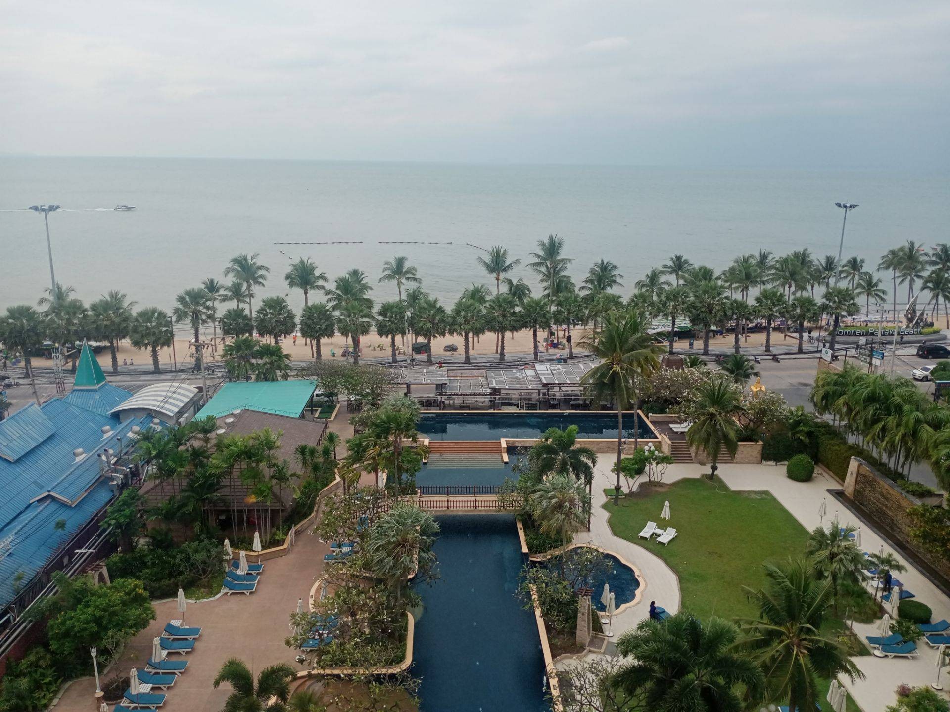 จอมเทียน ปาล์ม บีช โฮเต็ล แอนด์ รีสอร์ท (Jomtien Palm Beach Hotel And Resort)  - รีวิวที่พัก