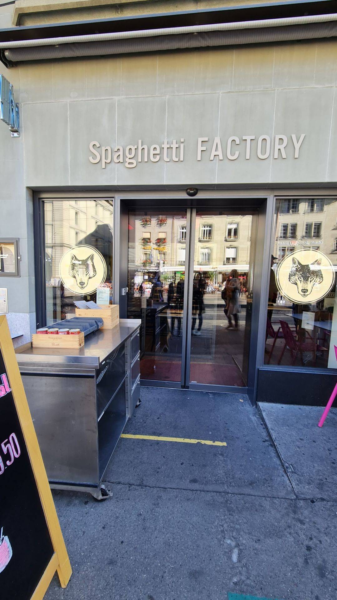 รีวิว Spaghetti Factory Bern Spaghetti for lunch