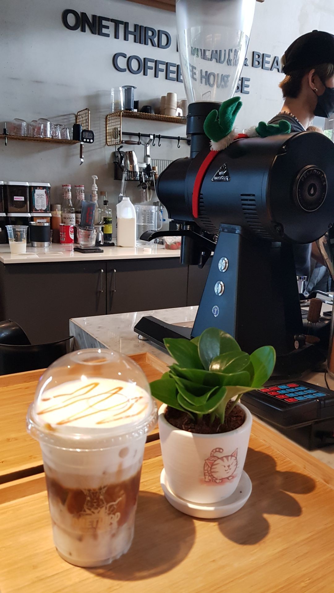 Iced caramel macchiato ร้าน BREAD & BEANS COFFEE HOUSE Wongnai