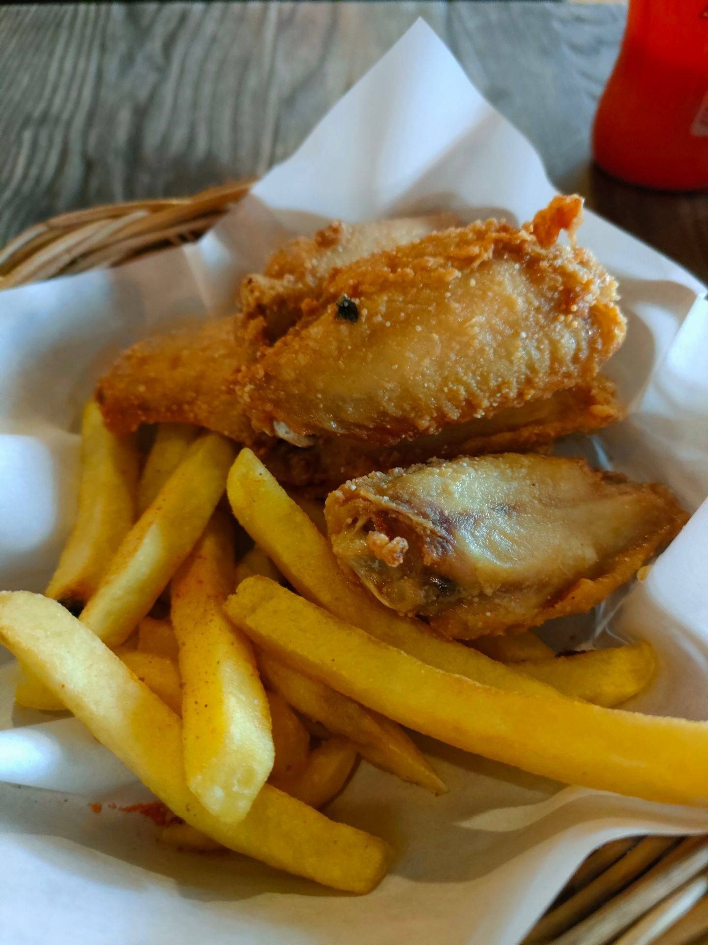 ปีกไก่ทอด + เฟรนช์ฟรายส์ ร้าน ZZ (ซีซี) ItalianThai Fusion The Street