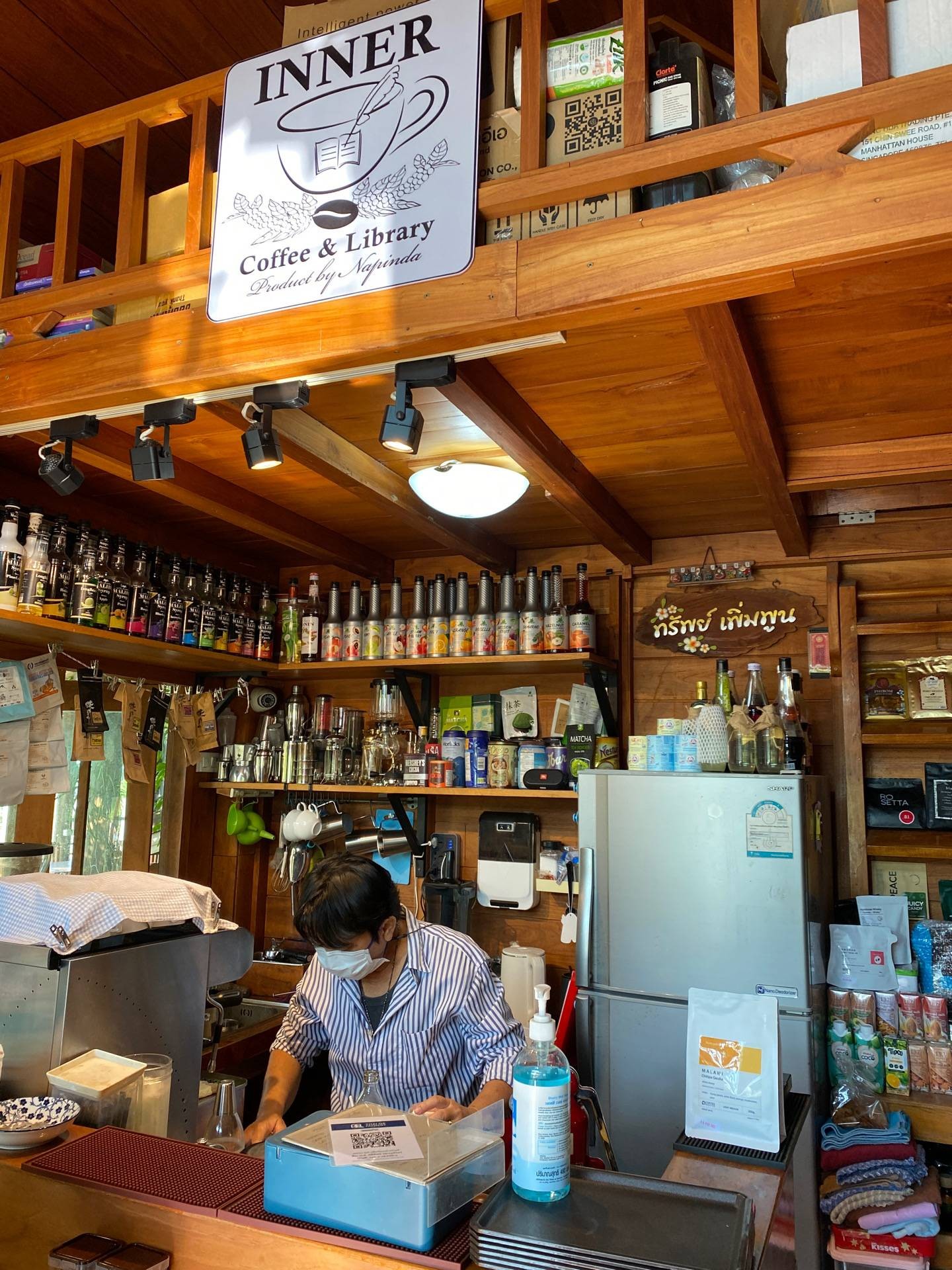 รูป INNER Coffee & Library By Napinda