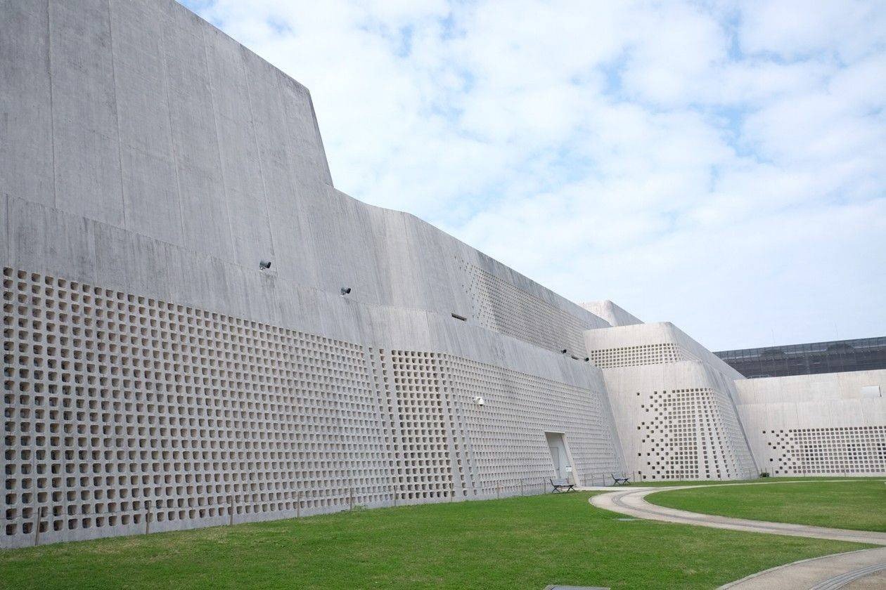 รีวิว Okinawa Prefectural Museum & Art Museum - Impressive architecture