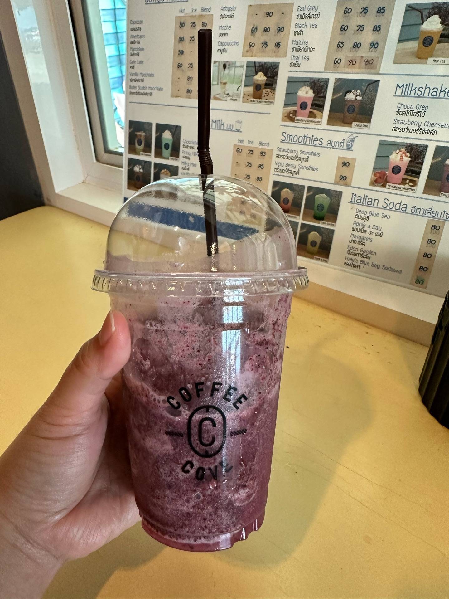 รีวิว Coffee Cove ร้านคาเฟ่วิวทะเล มีเมนูดับร้อนมากมาย