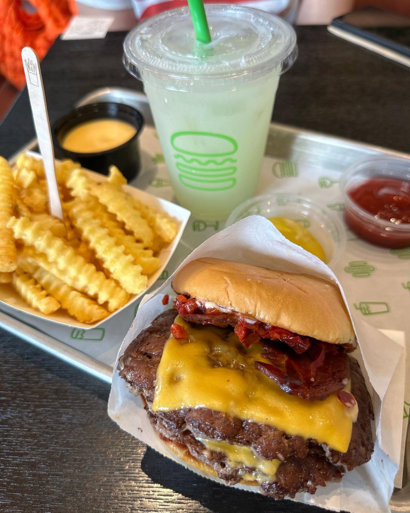 รีวิว Shake Shack Thailand เซ็นทรัลเวิลด์ - ร้านเบอร์เกอร์ ที่คิวยาวไม่ ...