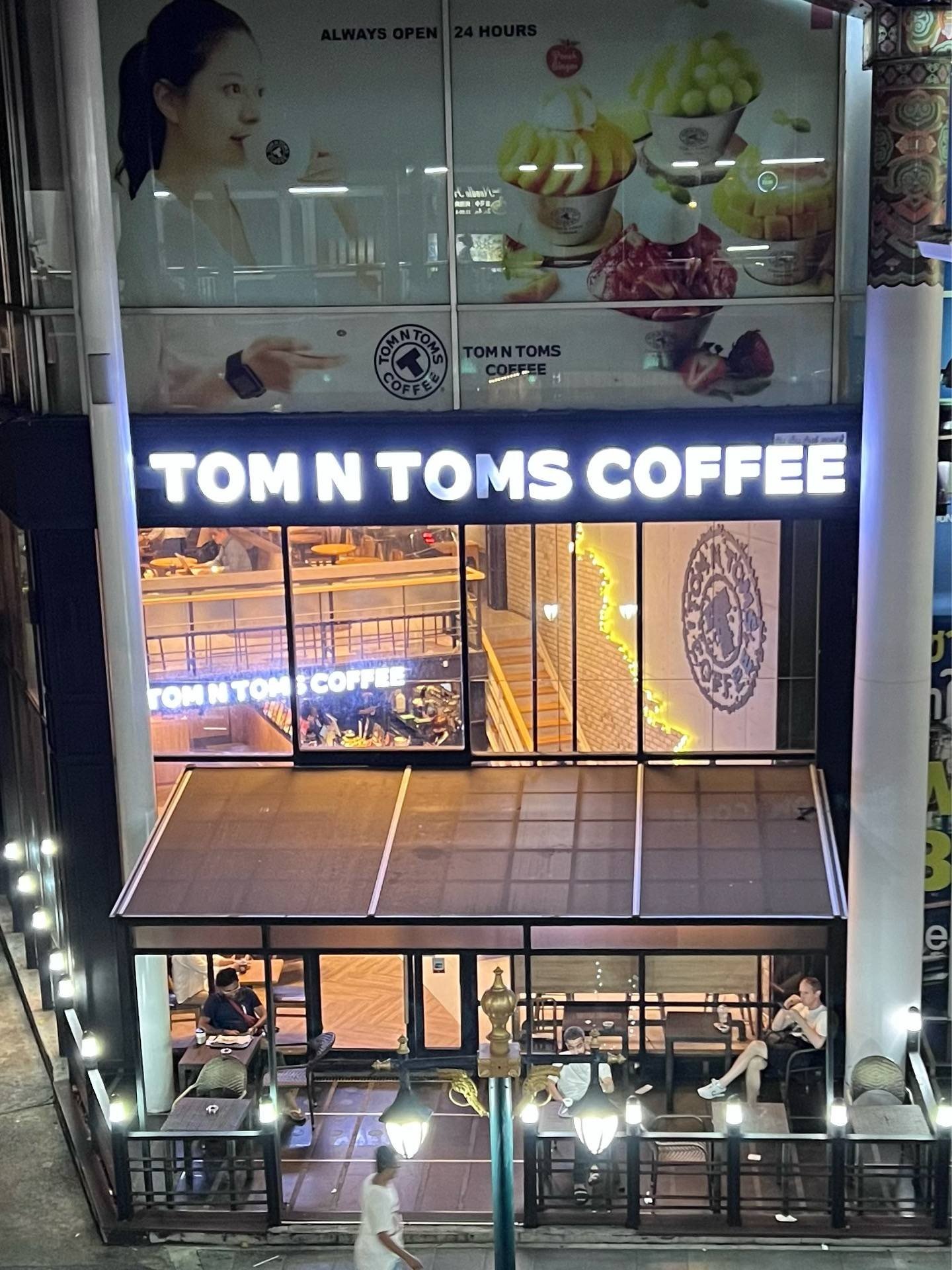 รีวิว TOM N TOMS COFFEE Tom N Toms Sukhumvit 15 24hr Korean Cafe