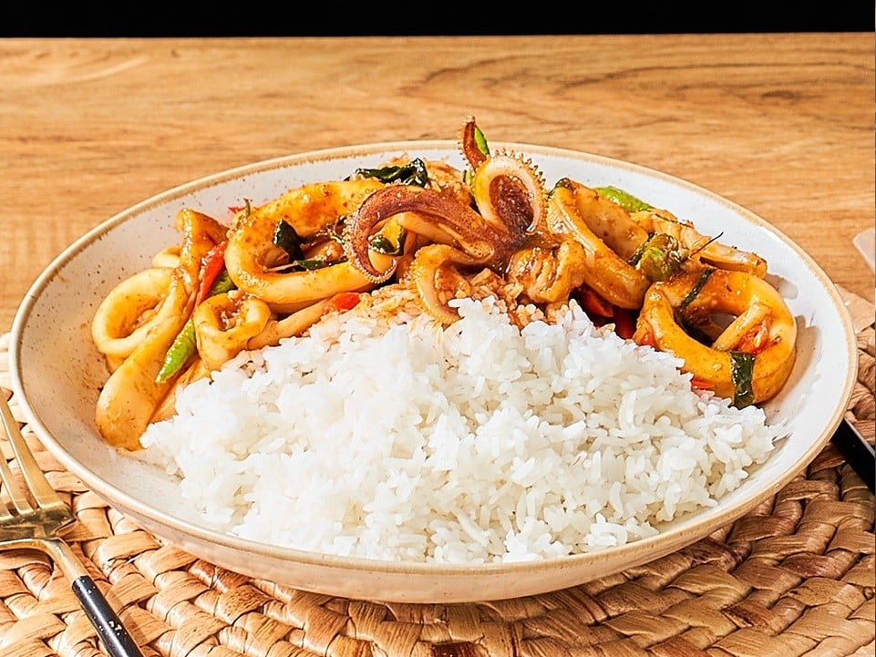 ปลาหมึกผัดพริกแกงราดข้าว