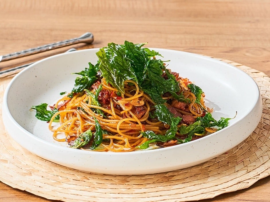 สปาเกตตีเบคอนกรอบซอสกะเพรา