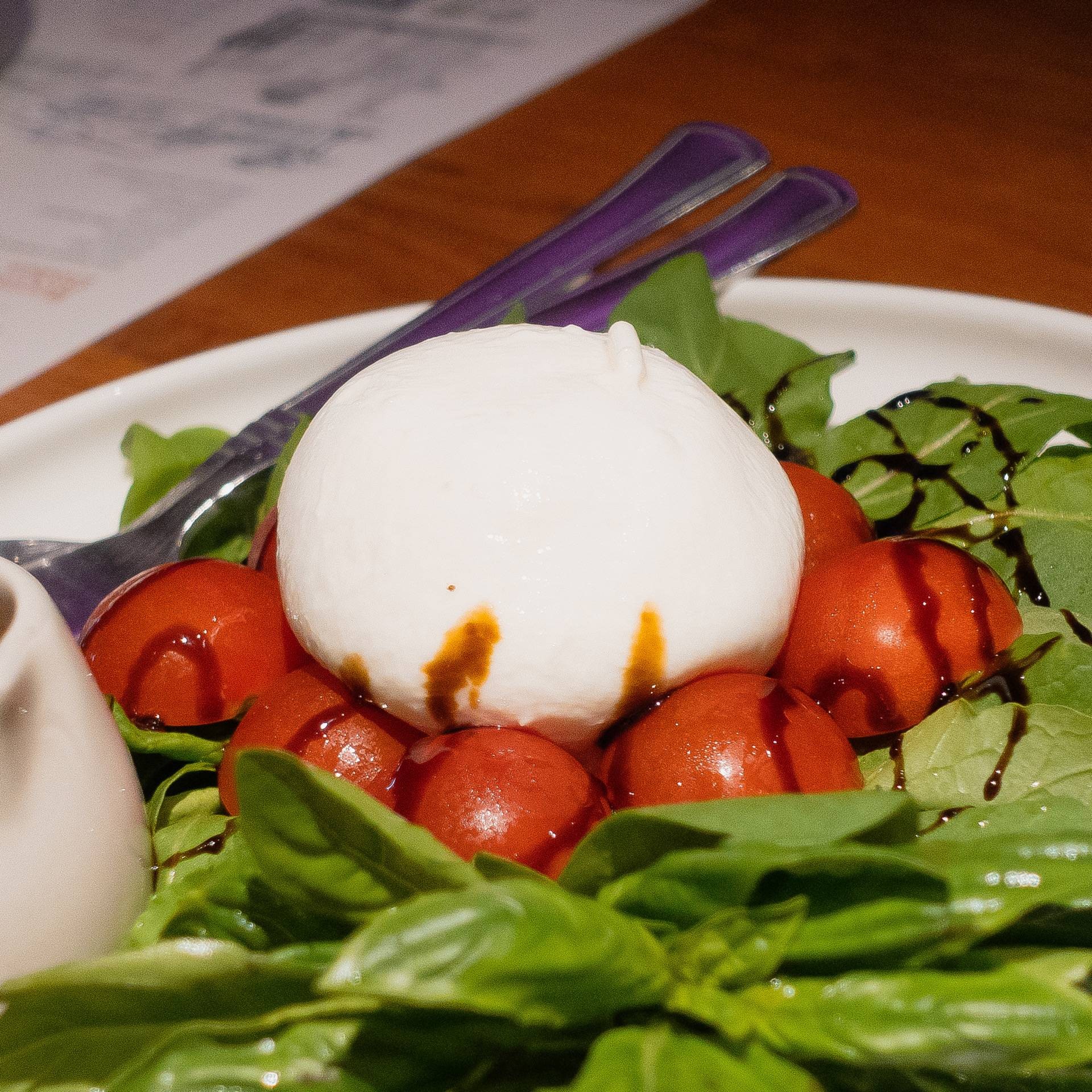 Burrata cheese salad ร้าน PATA PLANTATION