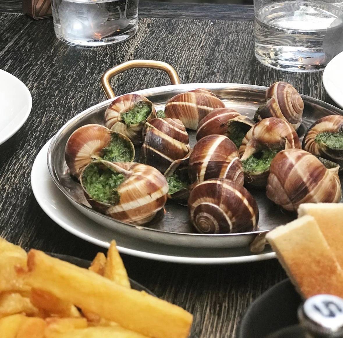 รีวิว L'Escargot Montorgueil - ร้านอาหารฝรั่งเศสที่มีไว้ดักนักท่องเที่ยว