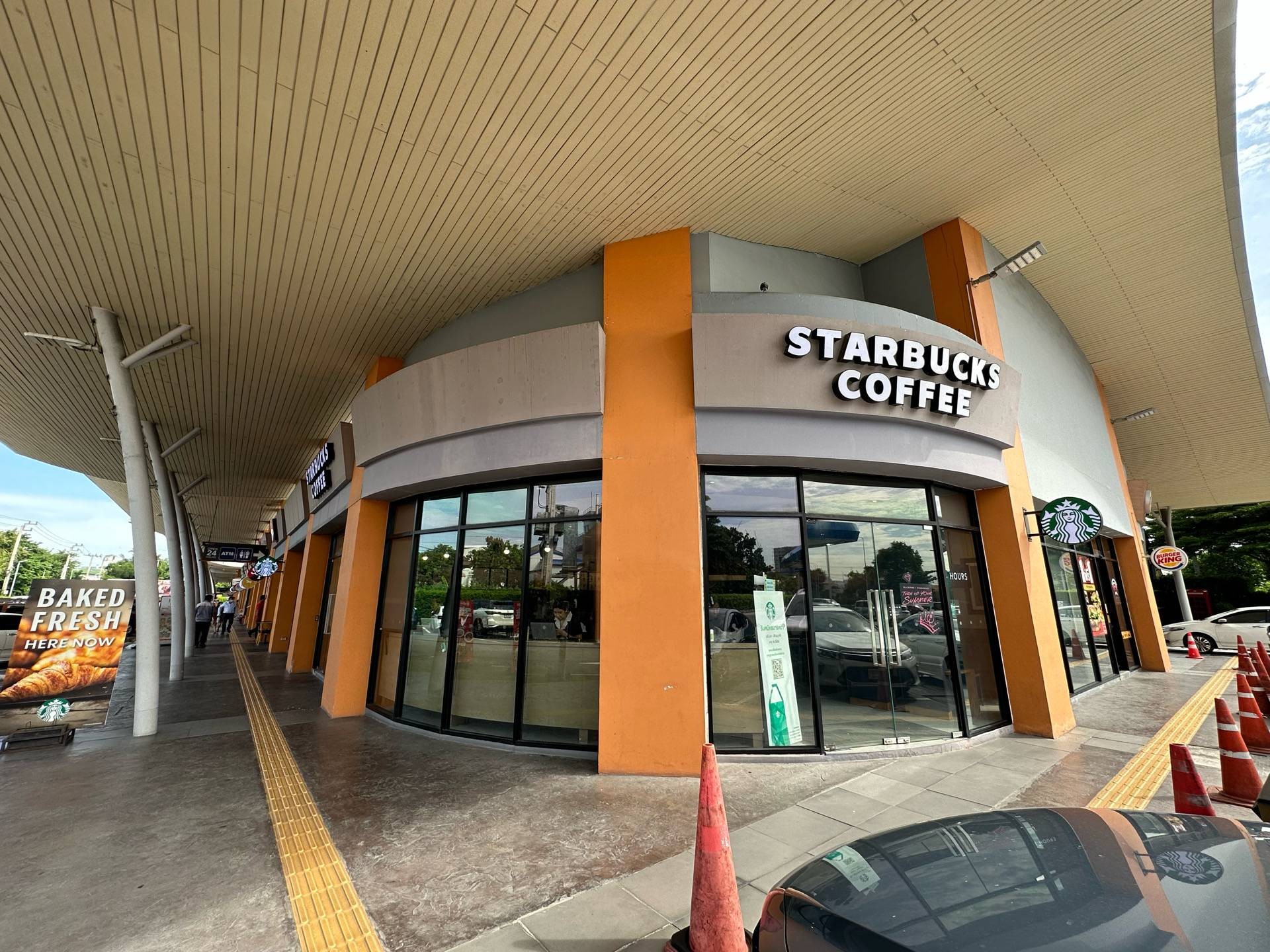 รีวิว Starbucks The Rest Area Prachachuen เป็นสาขาที่คนใช้บริการเยอะ รอนานเสียเวลาค่ะ