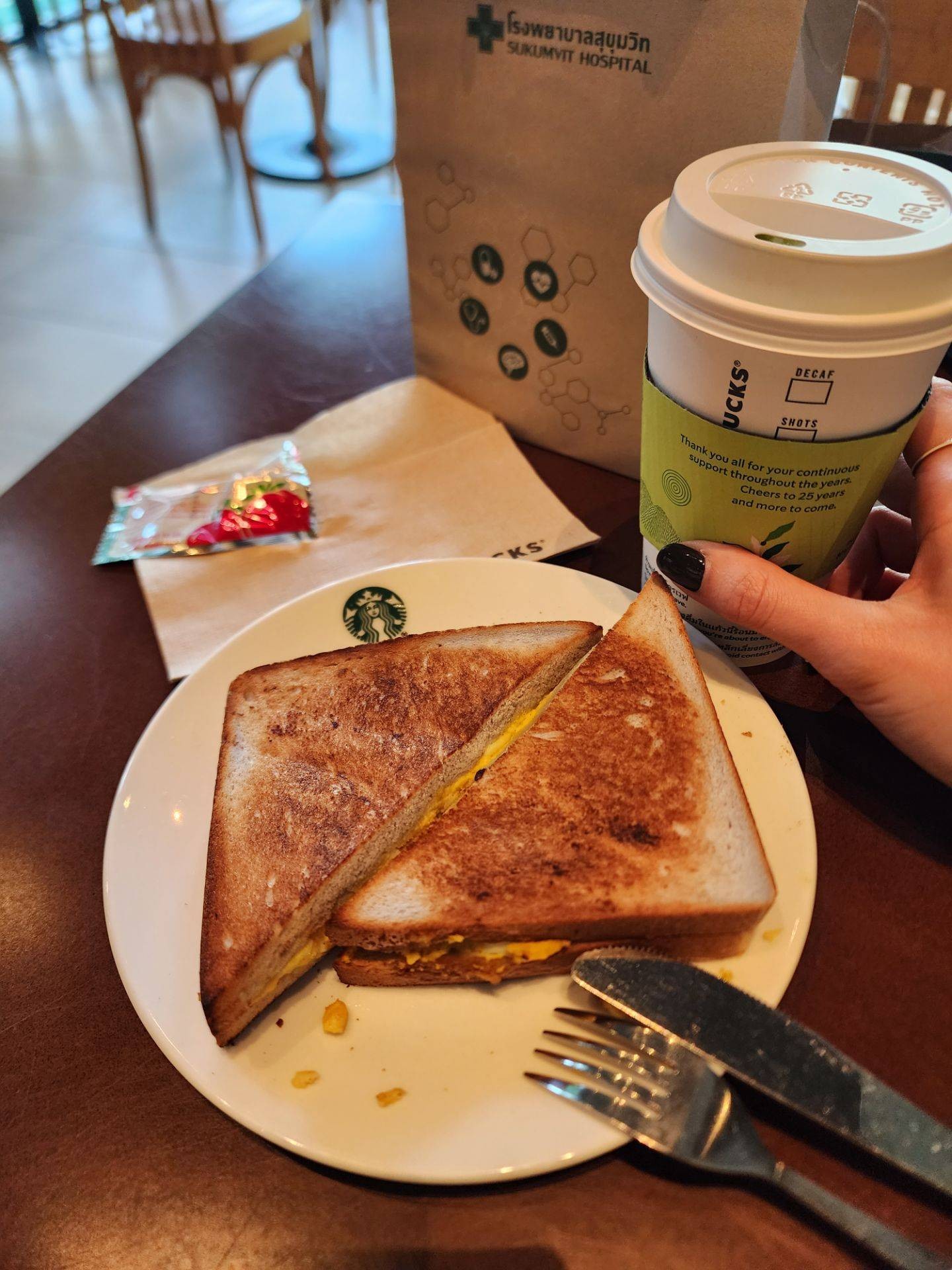 รีวิว Starbucks Sukhumvit Hospital สาขาใหญ่ เงียบสงบและร่มรื่นมาก
