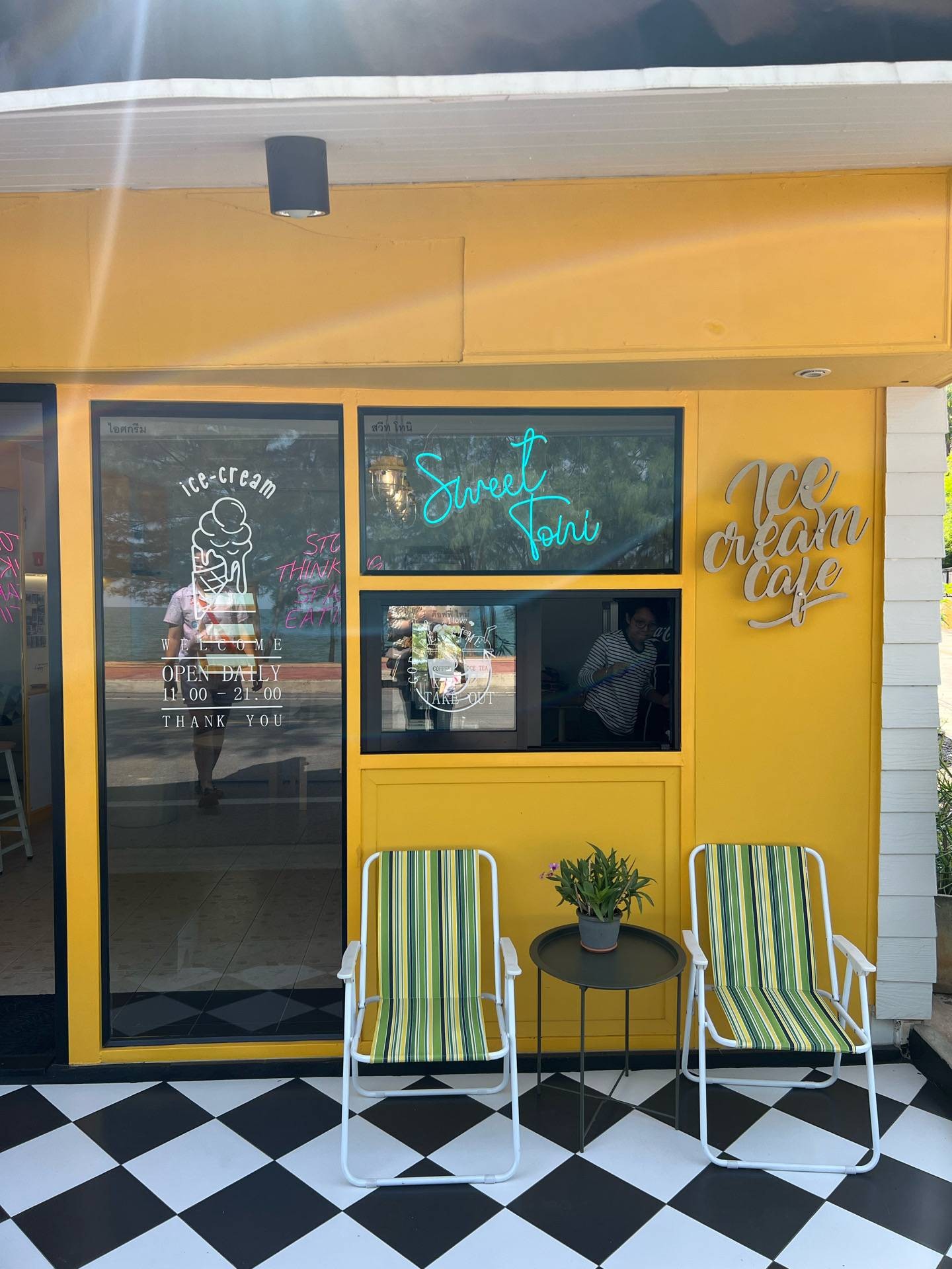 รีวิว Sweet ToNi Ice cream café - Sweet ToNi Ice cream café