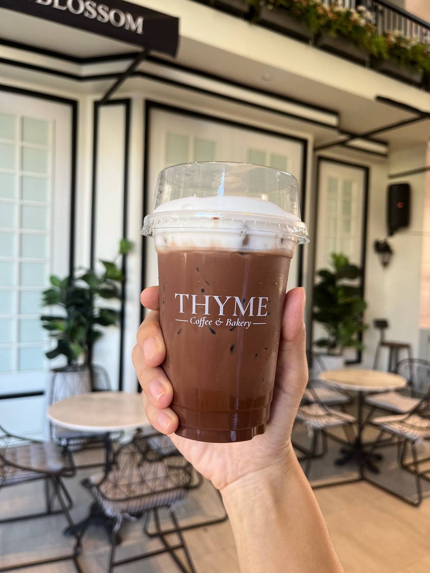 รีวิว Thyme Bakery Cafe THYME Bakery Cafe 🥤🍫 คาเฟ่หน้า lobby 📌โรงแรม