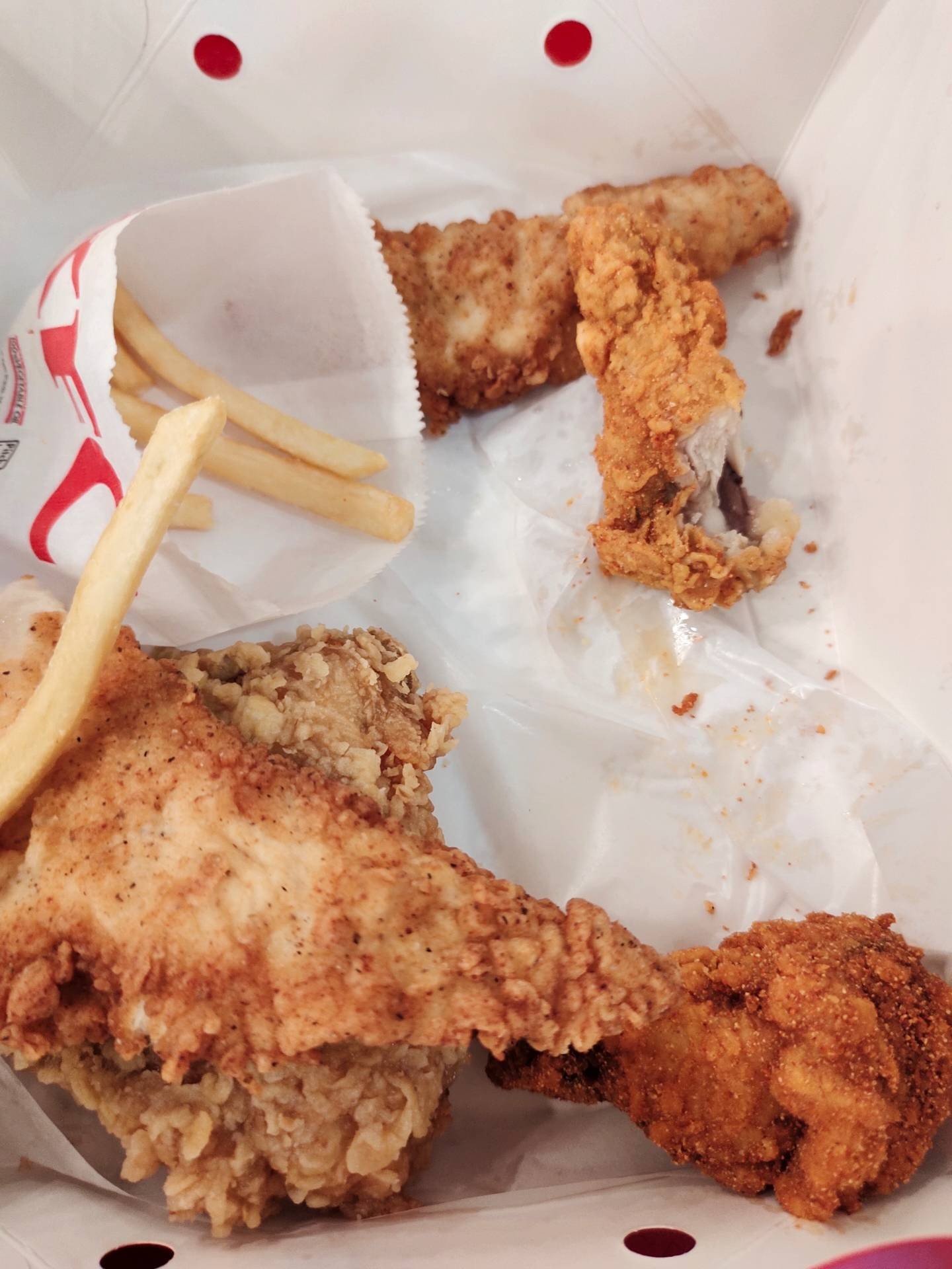 รีวิว KFC DMK Avenue - เมนูเดิม เพิ่มเติมคือลูกมีความสุขกับการกินไก่ ...