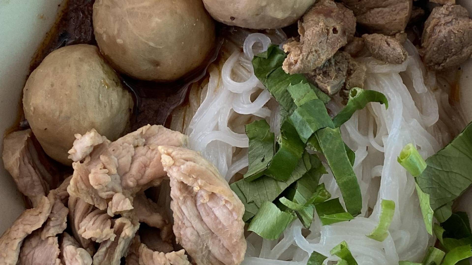 ร้านก๋วยเตี๋ยวเรือมหาวงษ์สาขา อู่ทอง เลยโรงบาลอู่ทอง ประมาณ 500 เมตร ...