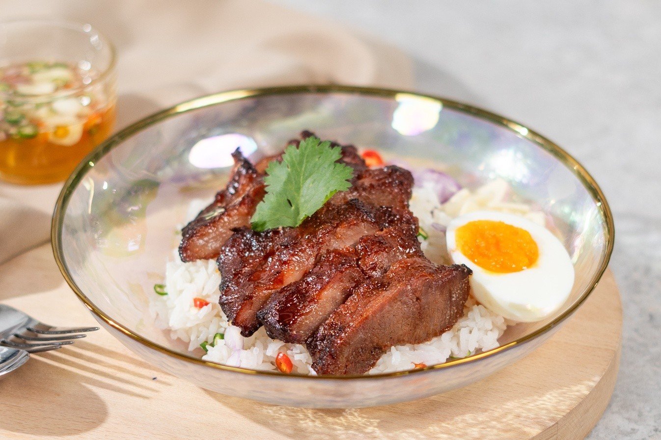 ข้าวขยำหมูแดง
