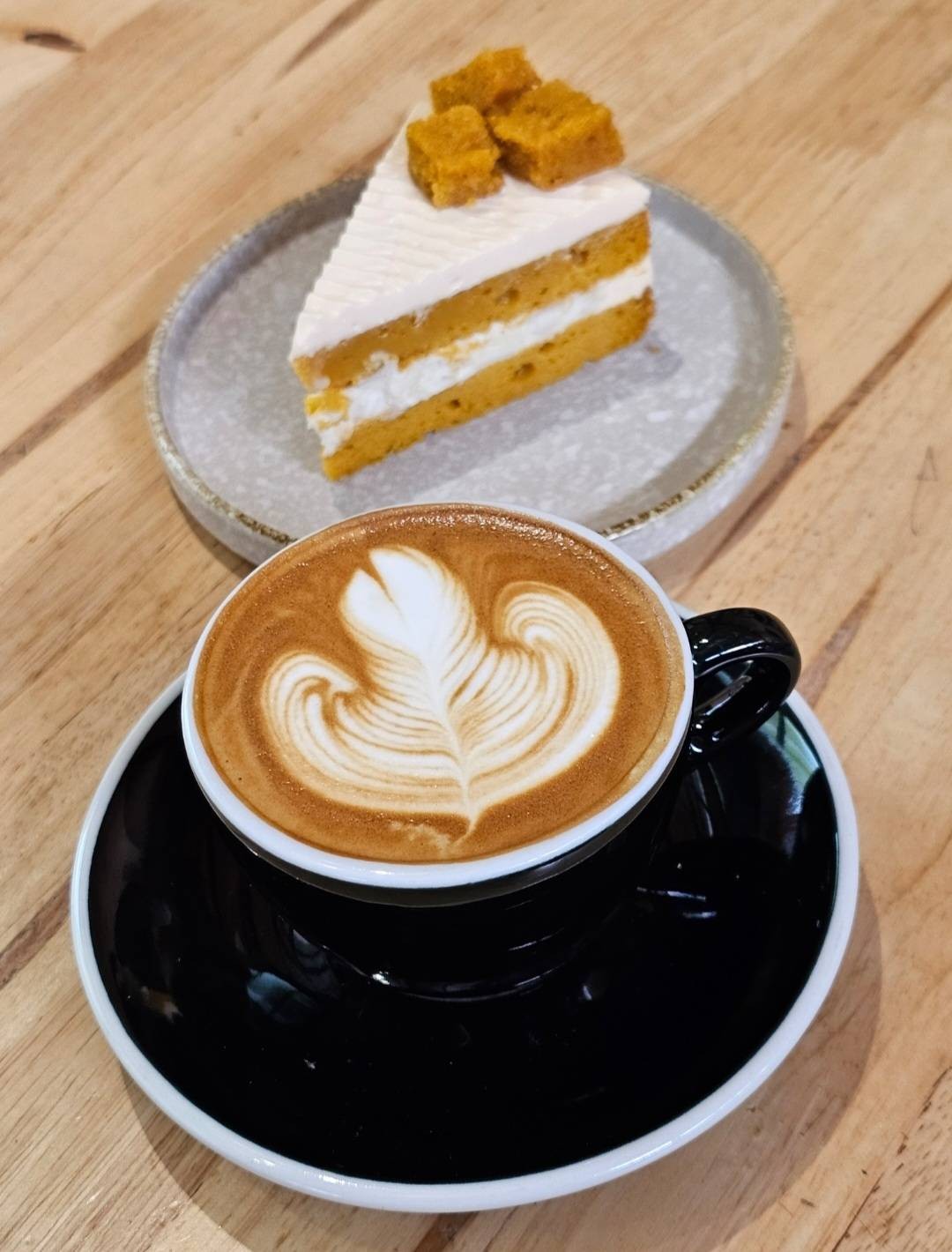 เค้กเนื้อตาล & คาปูชิโน่ร้อน ร้าน Craftsman Roastery & Brew Bar สาธุ ...
