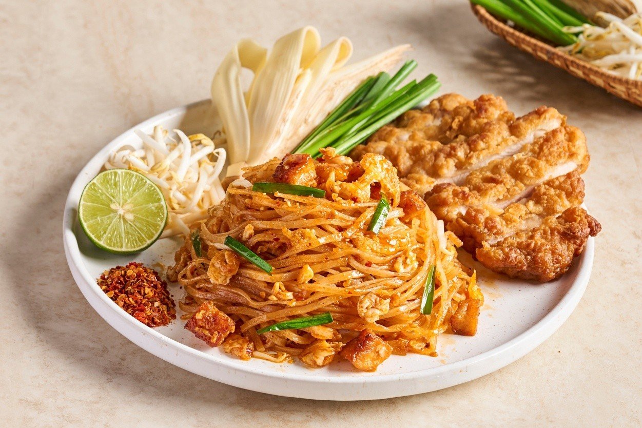  ผัดไทยไก่กรอบ