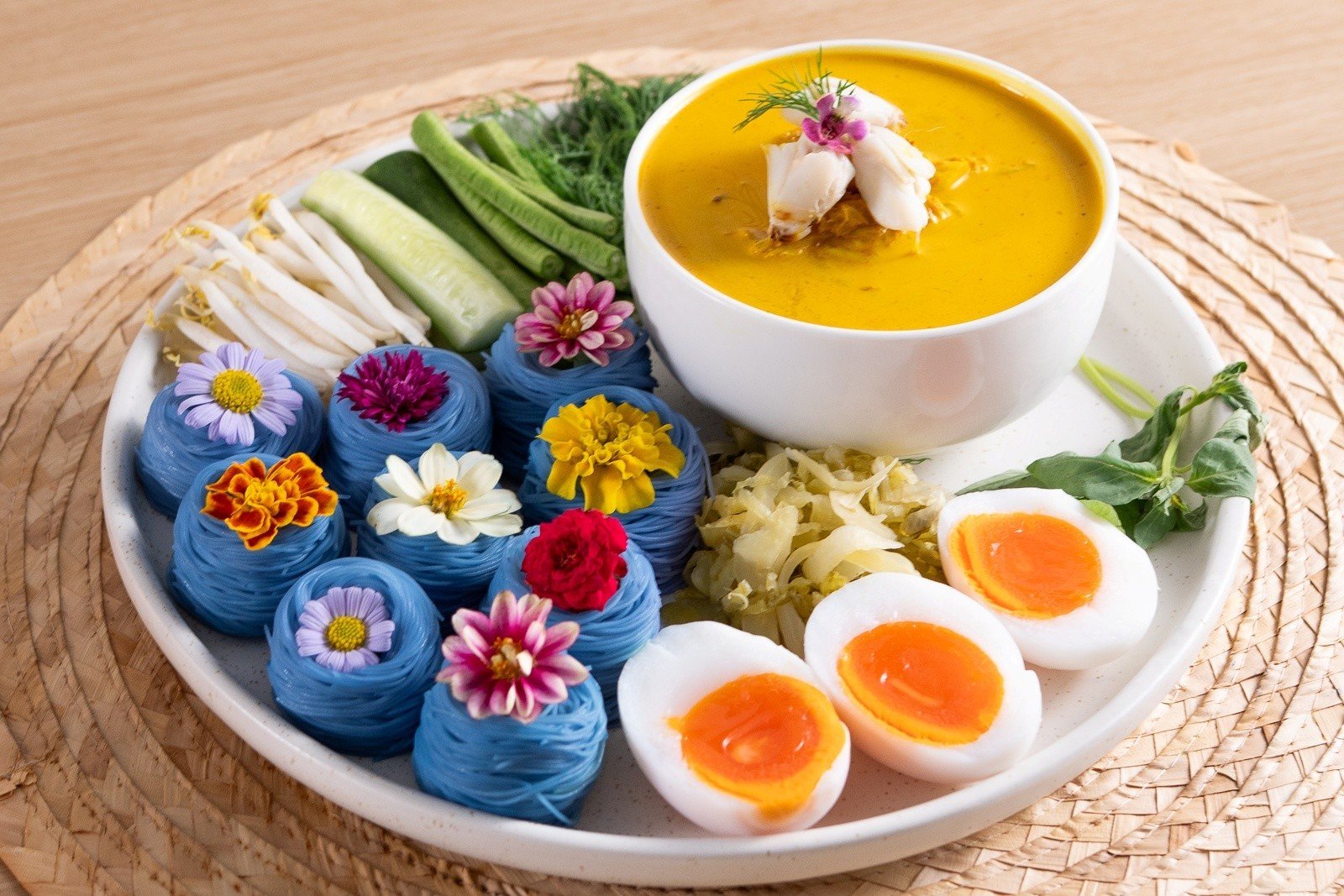 เส้นหมี่อัญชันน้ำยาปู