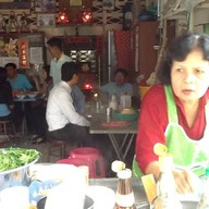 ก๋วยเตี๋ยวไก่หมูย่างป้าล้อม(หลอม ร.ร.ชาย)