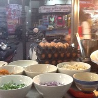 ร้านผัดไทเจ๊นันท์ หน้าเสรี