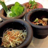 ส้มตำยกครก กาดสวนแก้ว